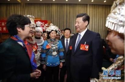 2014年3月7日,习近平参加十二届全国人大二次会议贵州代表团的审议。这是习近平来到女代表中间,同她们亲切交流,并代表党中央、国务院,向女代表、女委员及全国各界妇女同胞,致以节日的问候。 点击进入下一页